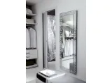 Specchio in vetro bianco con bordo in lamiera traforata cromata Carlos di Unico Italia