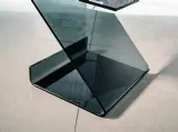 Tavolino in vetro curvo Fumè Zeta di Unico Italia