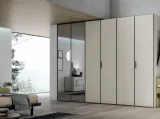 Armadio Vetro Specchio con struttura laccato opaco madreperla e battenti in vetro satinato madreperla e grigio di Tomasella