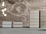 Comodini Vogue olmo cenere maniglia gola e basamento metallo opaco moka di Archimede