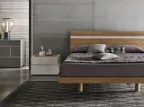 Letto con testiera  in materico nodato chiaro e inserto materico cemento Joker di Tomasella