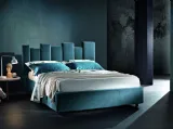 Letto in tessuto imbottito con testiera asimmetrica Kendo di MaxHome