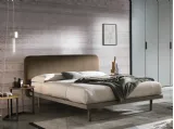 Letto Milly con testiera rivestita in tessuto di Tomasella