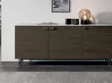 Madia Prometeo in materico rovere moka e top in gres di Tomasella