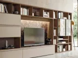 Parete Attrezzata in laccato ecrù frassino cotto e laminato effetto pietra grigia di Orme
