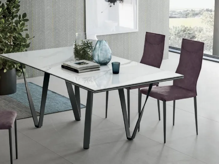 Sedia Diva in tessuto con struttura in metallo antracite di Sedit