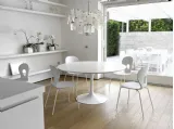 Tavolo rotondo laccato bianco con base in acciaio Around di Unico Italia