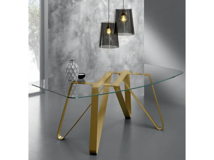 Tavolo Axel con top in vetro trasparente e base in metallo laccato oro di Eurosedia