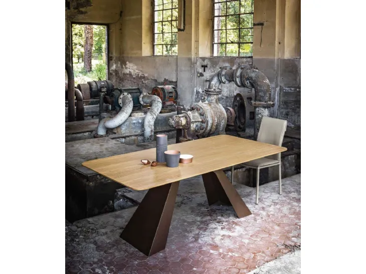 Tavolo dal design dinamico Daytona in legno di rovere naturale di MaxHome