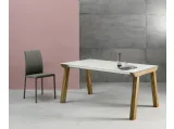 Tavolo Genius in vetro acidato bianco e gambe in frassino tinto rovere di Eurosedia