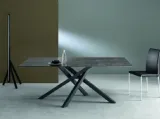 Tavolo con piano rettangolare in vetro, gambe a croce, Kreo di Eurosedia