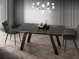 Tavolo Yuri con top in ceramica e base in Frassino Carbone di MaxHome