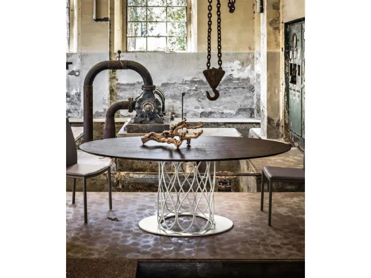 Tavolo rotondo Opera in rovere termocotto con base in metallo laccato bianco di MaxHome