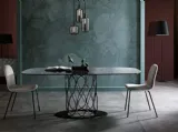 Tavolo Opera in vetro fumè con base in metallo laccato opaco di MaxHome