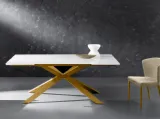 Tavolo con piano in vetro extra bianco, base in metallo oro, Osaka Oro di Eurosedia