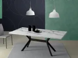 Tavolo allungabile Slide in laminato bianco statuario con base in metallo laccato nero di Eurosedia