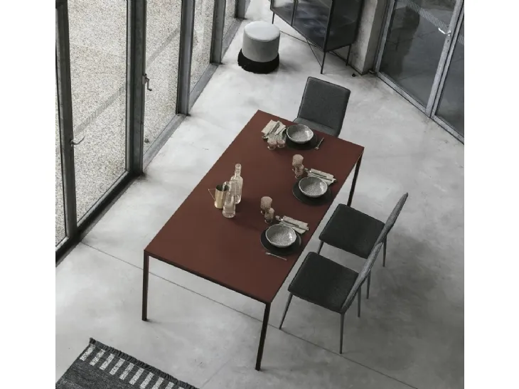 Tavolo Strong con top laccato antigraffio bordeaux di Sedit