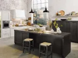 Cucina Classica angolare in legno bianco decapé e grigio fumo Time 03 di Mobilegno