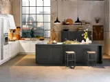 Cucina Classica angolare in legno bianco decapé e isola grigio fumo Time 03 di Mobilegno