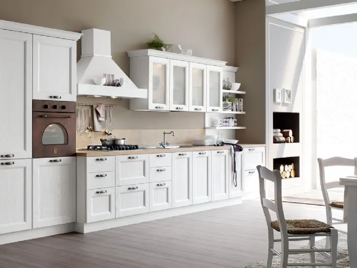 Cucina Classica Venezia in massello di frassino finitura decapè bianco di Forma la cucina