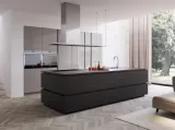 Cucina Design lineare Tilo in alluminio con frontali colonne in vetro di Miton