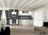 Cucina lineare in Muratura in legno color avorio con top, schienale e muretti realizzati in Sassi del Piave Nero Marquinia Elena 07 di Mobilegno