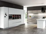 Cucina Moderna Avantgarde angolare con penisola in laminato Fenix Bianco e Rovere naturale di Atra Cucine