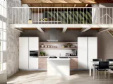 Cucina Moderna Avantgarde con penisola in laminato Fenix Bianco e Rovere naturale di Atra Cucine