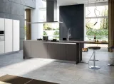 Cucina Moderna lineare con penisola Avantgarde in laminato Fenix Grigio Londra di Atra Cucine