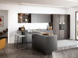 Cucina Moderna con penisola Colibrì Gola Blues in finitura laccato grigio irlanda e rovere fumo di Forma la cucina