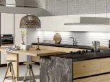 Cucina Moderna angolare con penisola Essenza in Rovere nodato e laccato Bianco opaco di Atra Cucine