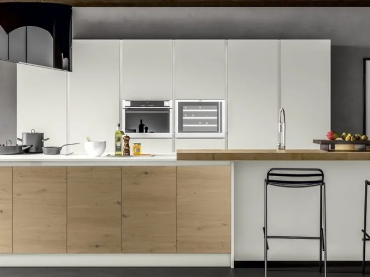 Cucina Moderna Essenza con isola in Rovere e laccato di Atra Cucine