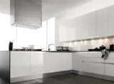Cucina moderna Gola Blues Nice bianco lucido ed alluminio di Forma 2000