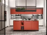 Cucina Moderna con isola Infinity 06 in laccato e pembroke rovere bianco di Mobilegno