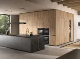 Cucina Moderna con isola Infinity 07 in laccato effetto metallo e finitura effetto legno di Mobilegno