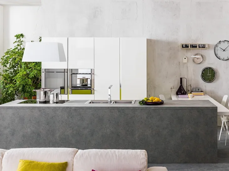 Cucina con penisola Moderna Mia 12 in laccato lucido e laminato di Mobilegno