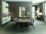 Cucina Moderna con isola in rovere nodato tinto grigio e laccato opaco sabbia Aura 05 di Mobilegno