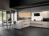 Cucina Moderna ad angolo con penisola System 22 in laminato Fenix Beige Arizona e melaminico effetto Rovere di Atra Cucine