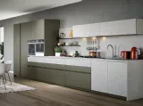 Cucina Moderna Trend lineare in laccato opaco muschio e finitura pietra piave di Forma la cucina
