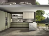 Cucina su misura con penisola Shine Verde e Tortora di Atra Cucine