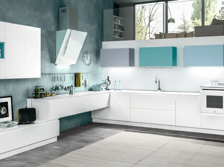 Cucina Moderna angolare Avantgarde in laminato fenix Bianco con pensili colorati di Atra Cucine