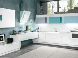 Cucina Moderna angolare Avantgarde in laminato fenix Bianco con pensili colorati di Atra Cucine