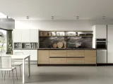 Cucina su misura Essenza lineare in Rovere nodato e laccato opaco Bianco di Atra Cucine