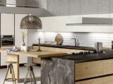 Cucina su misura con penisola Essenza in Rovere di Atra Cucine