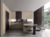 Cucina su misura angolare Limha Glossy in laccato lucido e rovere con top in acciaio di Miton