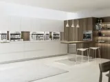 Cucina su misura in linea Limha Wood in laccato Bianco lucido e legno di Miton