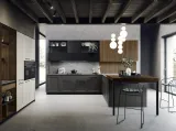 Cucina su misura in laccato opaco finitura antracite ad angolo con top in gres e penisola in Noce Canaletto Talia di Miton