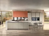Cucina su misura Shine in PMMA Grigio Sasso e Rosso Mattone di Atra Cucine